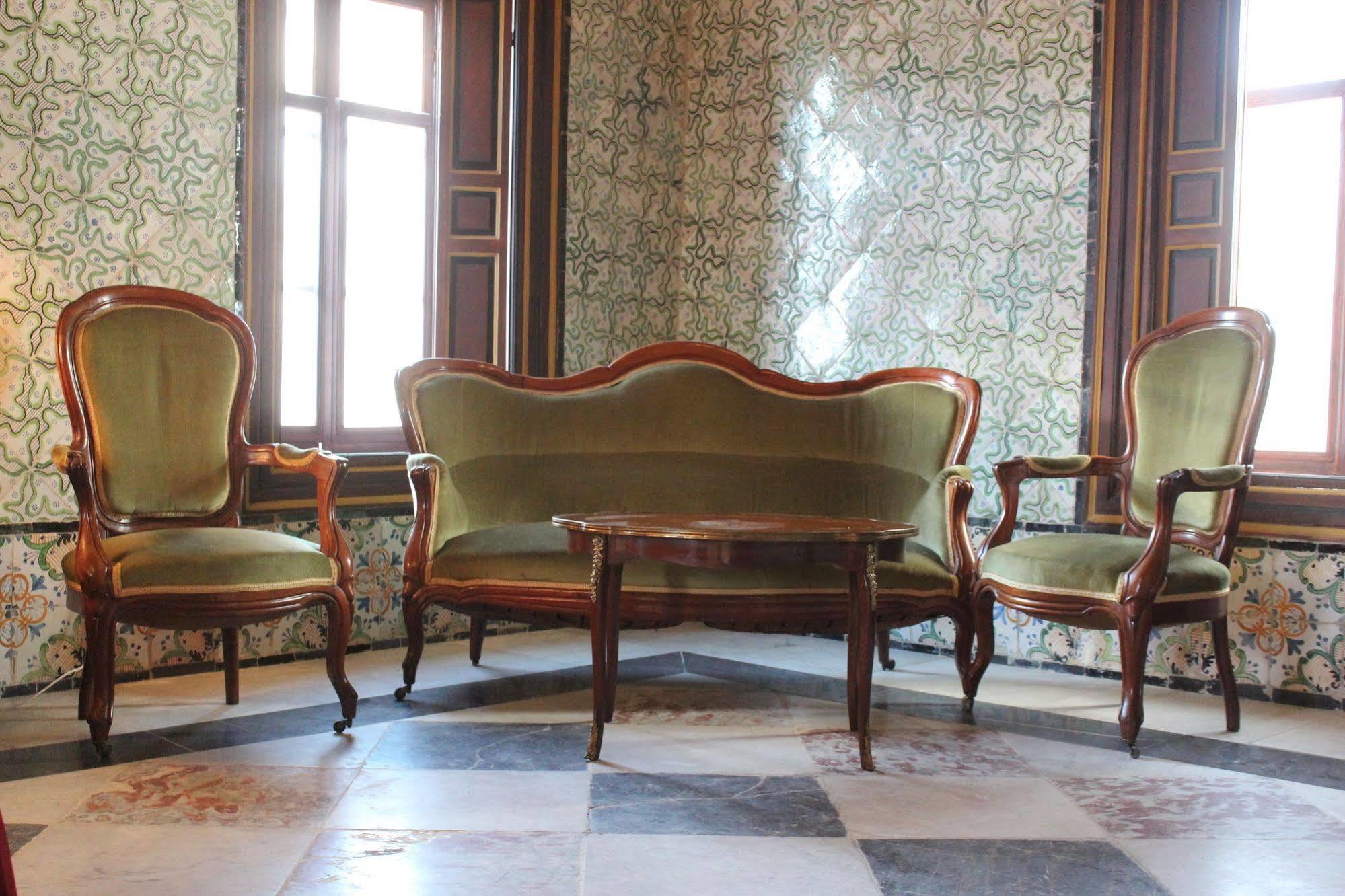 Готель Palais Bayram Туніс Екстер'єр фото Furniture in the palace